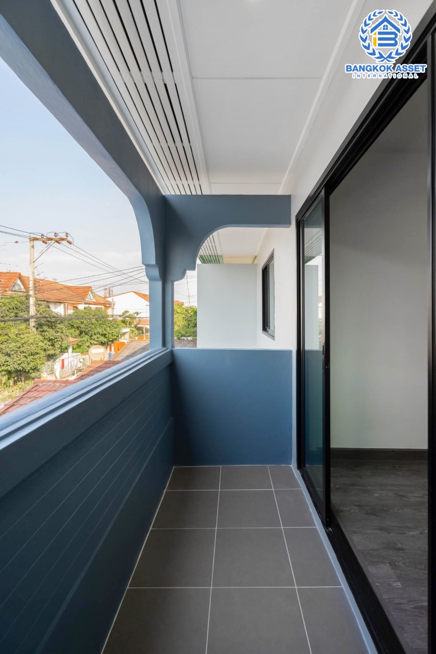 บ้านมือสองตกแต่งใหม่ บนทำเลที่ดีที่สุด! หน้าโครงการติด MRT "สถานีไทรม้า" ม.ซื่อตรง พระนั่งเกล้า-ท่าอิฐ ทาวน์เฮ้าส์หลังใหญ่ เนื้อที่ 26 ตร.ว. ฟังก์ชันจัดเต็ม 3 ห้องนอน 2 ห้องน้ำ 2 ที่จอดรถ ทำเลใกล้ เซ็นทรัลรัตนาธิเบศร์ และทางด่วน "งามวงศ์วาน"